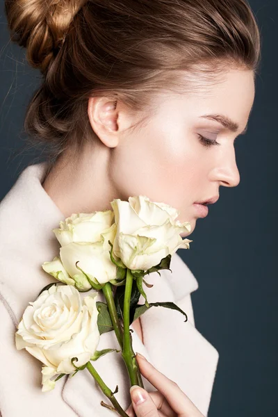 Model poseren met bloemen — Stockfoto