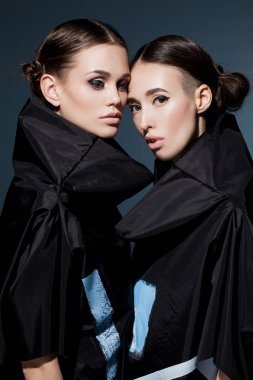 stüdyoda poz modelleri