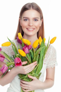 genç kız holding laleler