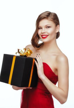 hediye kutusu tutan kadın