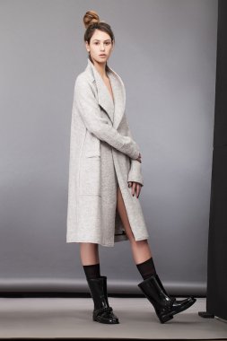 kat poz içinde genç kadın