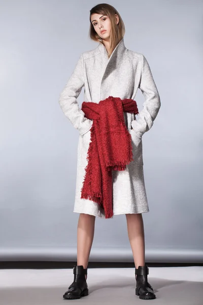 Jovem mulher de casaco posando — Fotografia de Stock