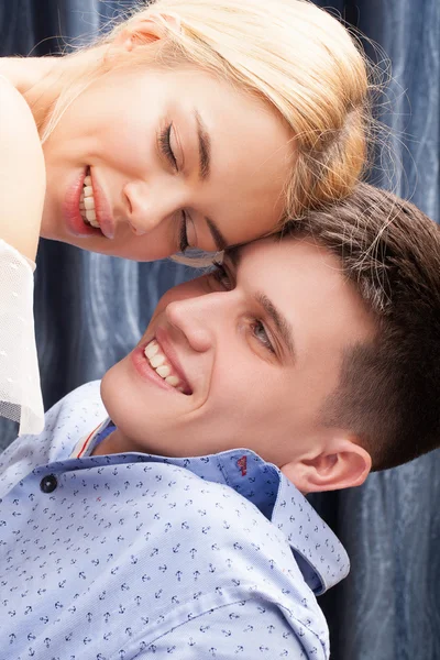 Mulher e homem sorrindo — Fotografia de Stock