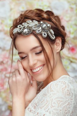 genç bir kadın kılığında