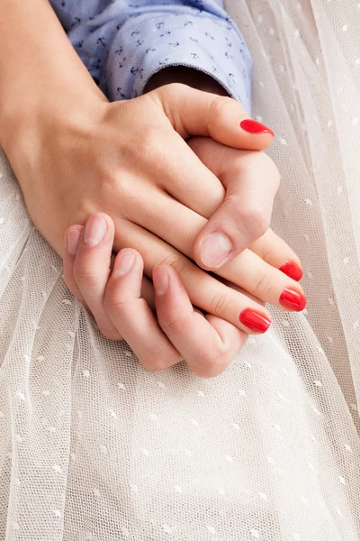 El ele tutuşan çift