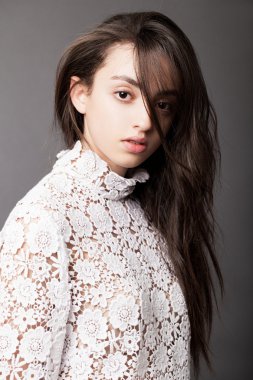 güzel bir kadın kılığında