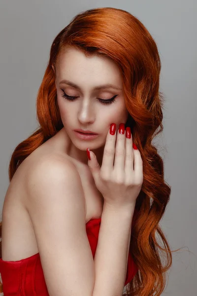 Mulher de vestido vermelho posando — Fotografia de Stock