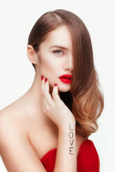 Model in rode jurk poseren — Stockfoto