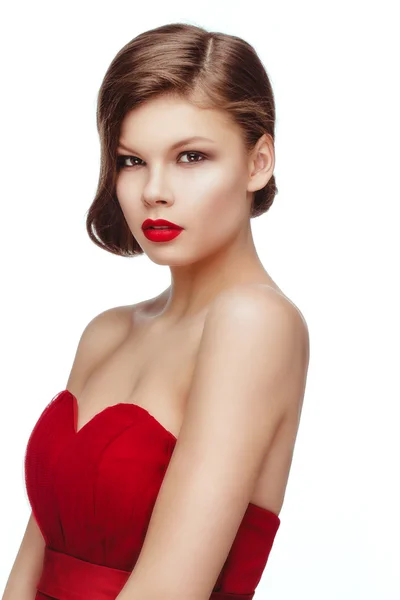Modelo en vestido rojo posando — Foto de Stock