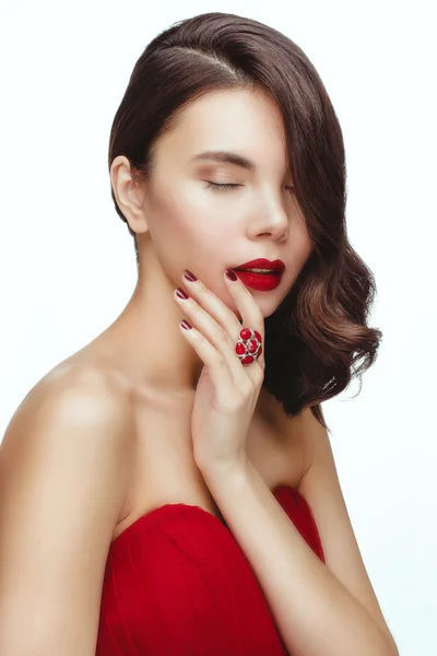 Model w czerwonej sukience pozowanie — Zdjęcie stockowe