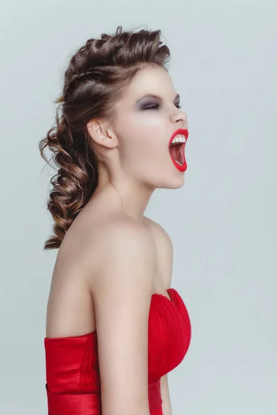 Modelo en vestido rojo gritando — Foto de Stock
