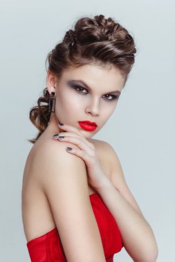 poz kırmızı elbise modeli