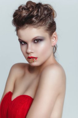 öpücük kelime dudaklarında modeliyle