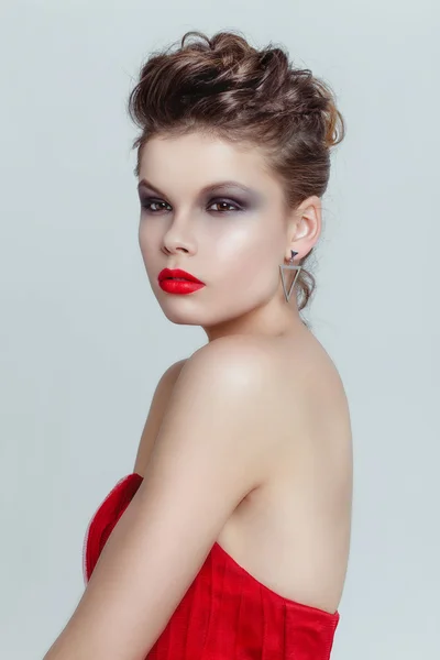 Modelo en vestido rojo posando — Foto de Stock