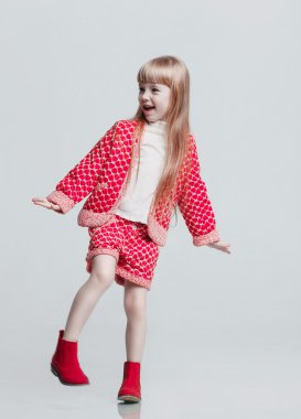 sevimli küçük kız poz