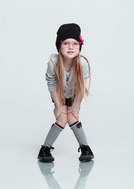 sevimli küçük kız poz