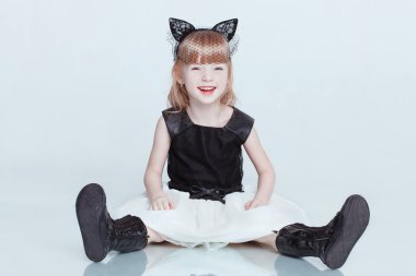 Şirin kız gülümsüyor