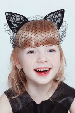 Şirin kız gülümsüyor