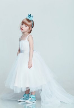 elbise poz içinde güzel kız