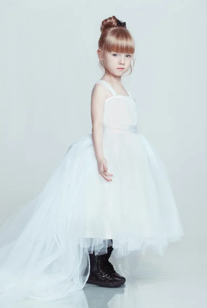 Vacker flicka i klänning poserar Royaltyfria Stockbilder