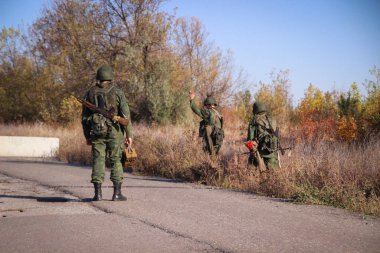 Ordu istihkamcıları yol kenarındaki mayınları temizliyor.