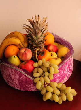 Tahta masada taze meyve ve sebzeler.