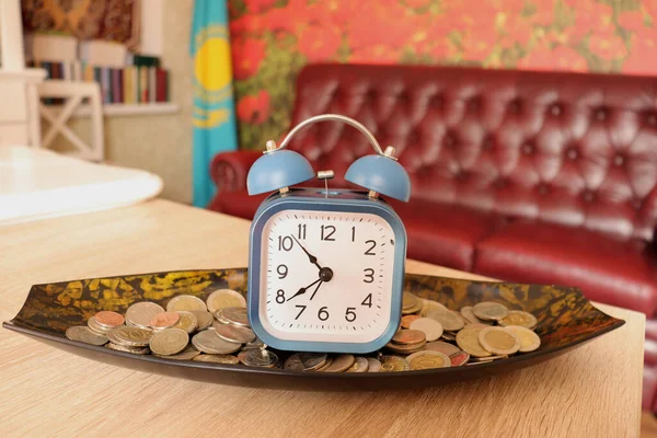 Odada bozuk para ve para olan çalar saat. tasarruf zamanı