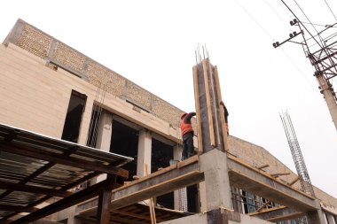 Büyük pencereli inşaat işçisi