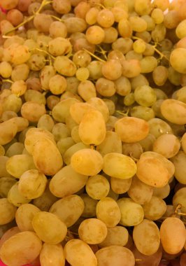 Pazarda taze sarı üzümler