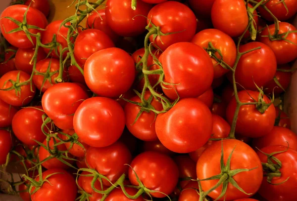 Piyasada kırmızı domates