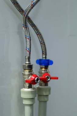 2026 yeni yıl kompozisyonu. Beyaz arka planda altın noel süslemesi.