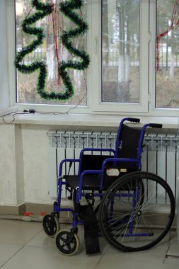 Tekerlekli sandalye pencerenin yanında