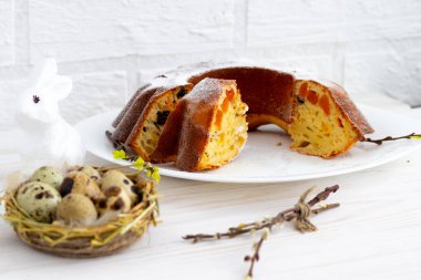 Beyaz arka planda Paskalya yumurtalarınız ve kekiniz kutlu olsun..