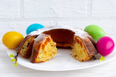 Beyaz arka planda Paskalya yumurtalarınız ve kekiniz kutlu olsun..