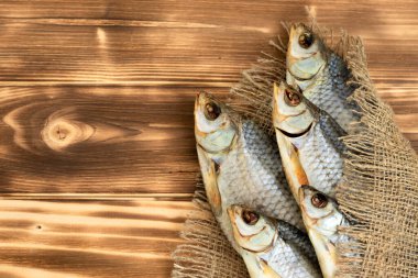 Tahta zemin üzerinde kuru balık ve metin için boşluk