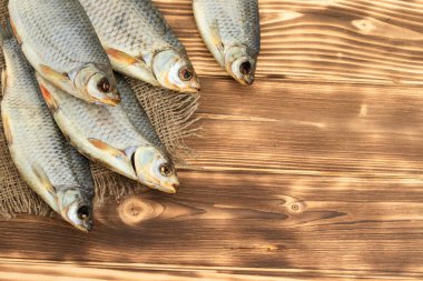 Tahta zemin üzerinde kuru balık ve metin için boşluk