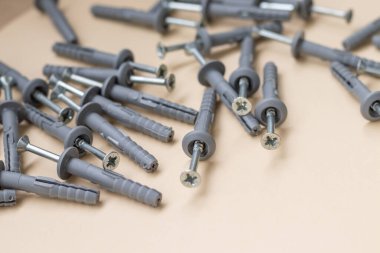 Sarı arka planda bir grup pul ve çivi