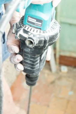 Adam macunu karıştırıcıda karıştırıyor.