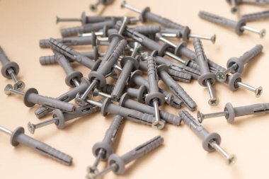 Sarı arka planda bir grup pul ve çivi