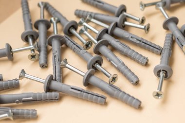 Sarı arka planda bir grup pul ve çivi