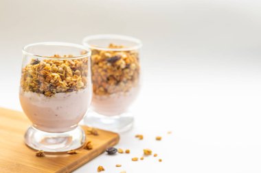 Müsli ve yoğurt, tahta bir tahtanın üzerinde bir bardak, boş alan.