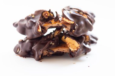 Beyaz arka planda fındıklı Dünya Çikolata Günü.