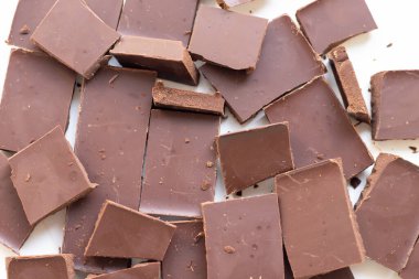 Beyaz arkaplandaki çikolata parçalarının arkaplanı.