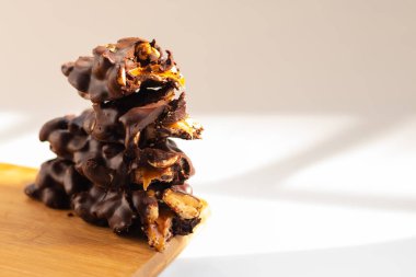 Beyaz arkaplandaki çikolata parçalarının arkaplanı.