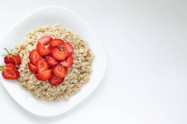 Beyaz tabakta çilekli yulaf ezmesi, boşluğu kopyala