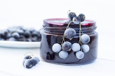 Kavanozda kuşüzümü reçeli, beyaz arka planda reçel.