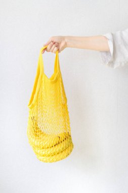 Limonlar muz ve portakallar torba içinde, alışveriş torbası.