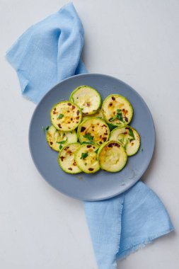 Lezzetli ve taze kabak tabağının en üst görüntüsü.