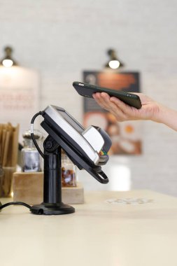 Beyaz bir kadın internetten satın almak için para ödüyor.