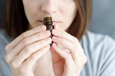Genç ve güzel Kafkas kadınları kokulu bir tüp aromatik yağ koklar ve komaya girer.